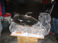 Delphin-Eisskluptur